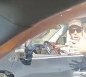 Водитель в Южно-Сахалинске нервно кричал и показывал средний палец окружающим