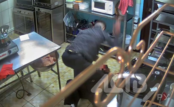"Ты - животное": мужчина при свидетелях до полусмерти избил девушку-бармена в камчатском кафе