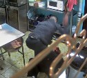 "Ты - животное": мужчина при свидетелях до полусмерти избил девушку-бармена в камчатском кафе