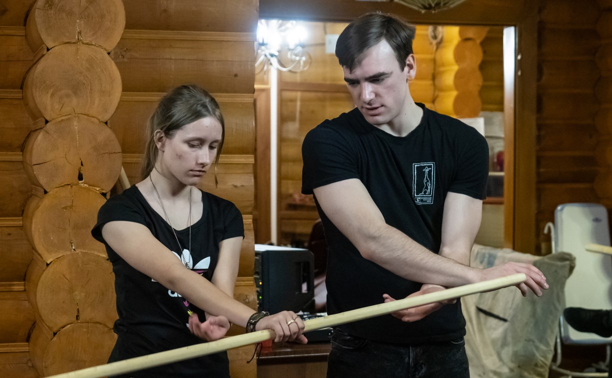 Артисты Чехов-центра провели мастер-класс для юных сахалинских театралов