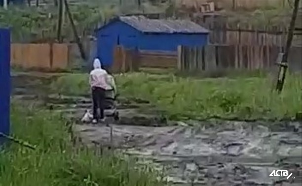 Село Красногорск Томаринского района две недели утопает в грязи