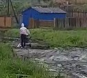 Село Красногорск Томаринского района две недели утопает в грязи