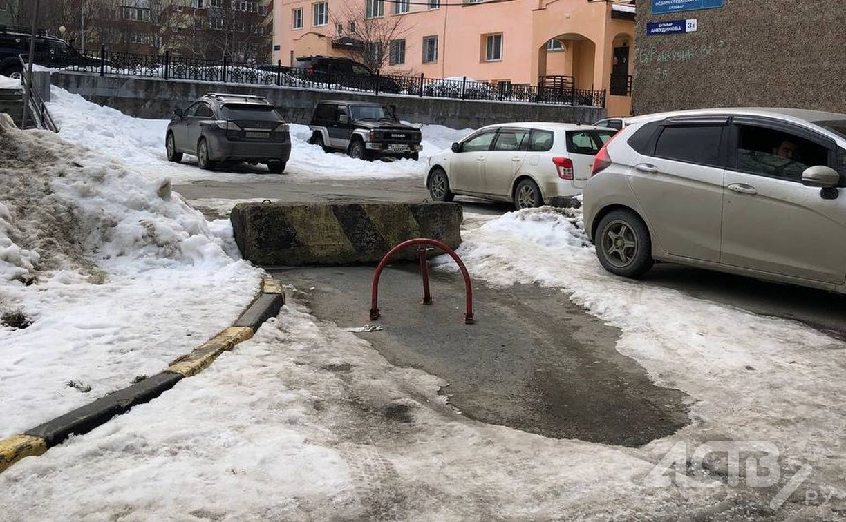 Автомобилист в Южно-Сахалинске установил во дворе неопознанный объект, чтобы другие не парковались