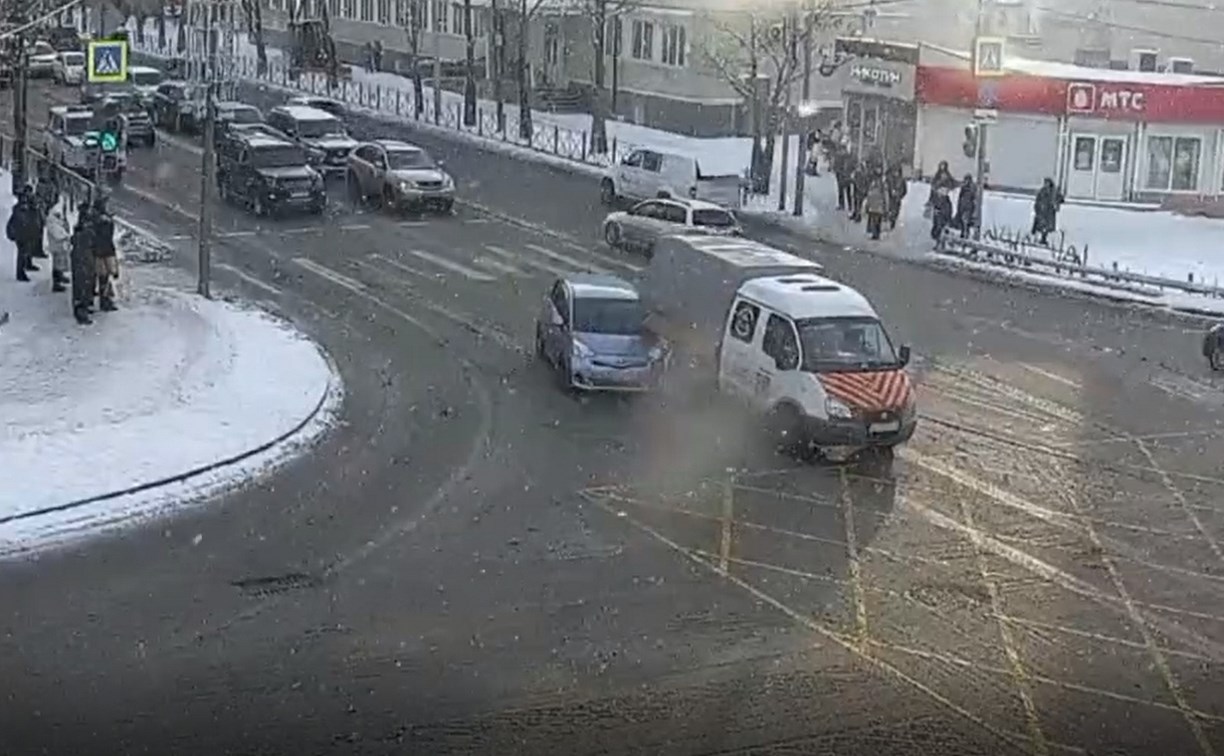 Невнимательный водитель хэтчбека закатился под кузов грузовичка прямо на перекрёстке в Южно-Сахалинске