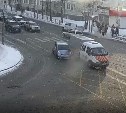Невнимательный водитель хэтчбека закатился под кузов грузовичка прямо на перекрёстке в Южно-Сахалинске