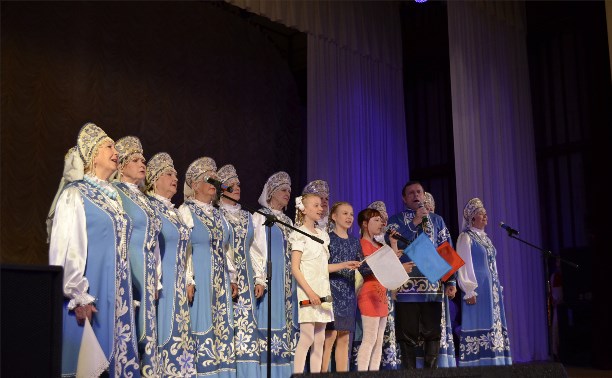 Ненастная погода в Холмске сместила празднование Дня России на сцену Дома культуры