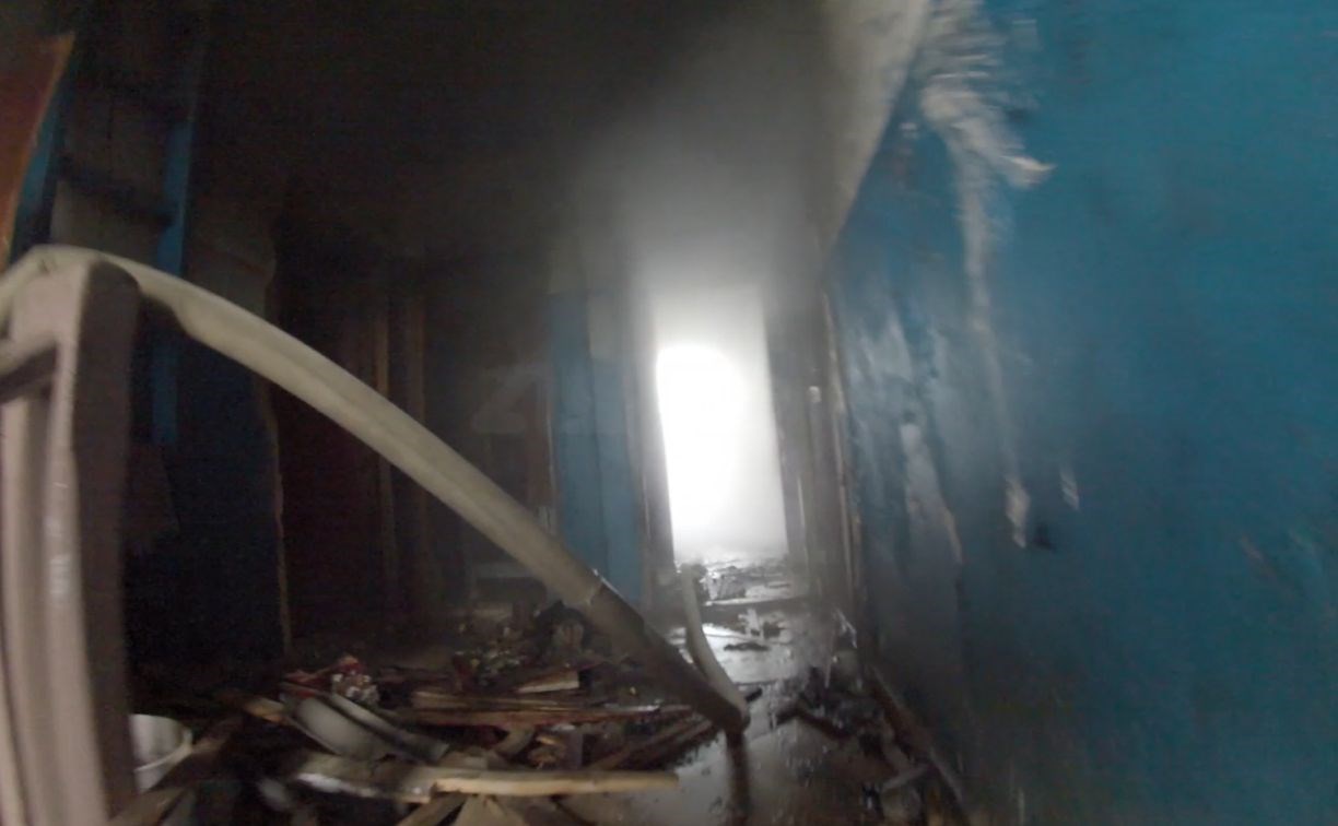Появилось видео тушения двухэтажного дома в Южно-Сахалинске