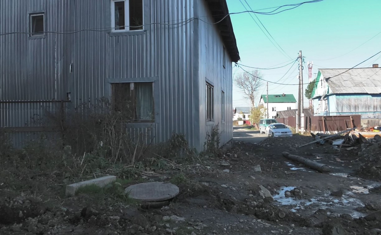 Частный дом с восемью хозяевами залил фекалиями целую улицу в Южно-Сахалинске