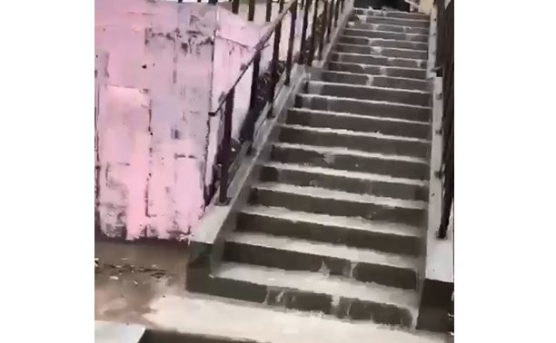 Жители двора в Долинске вместо новой лестницы получили водопад