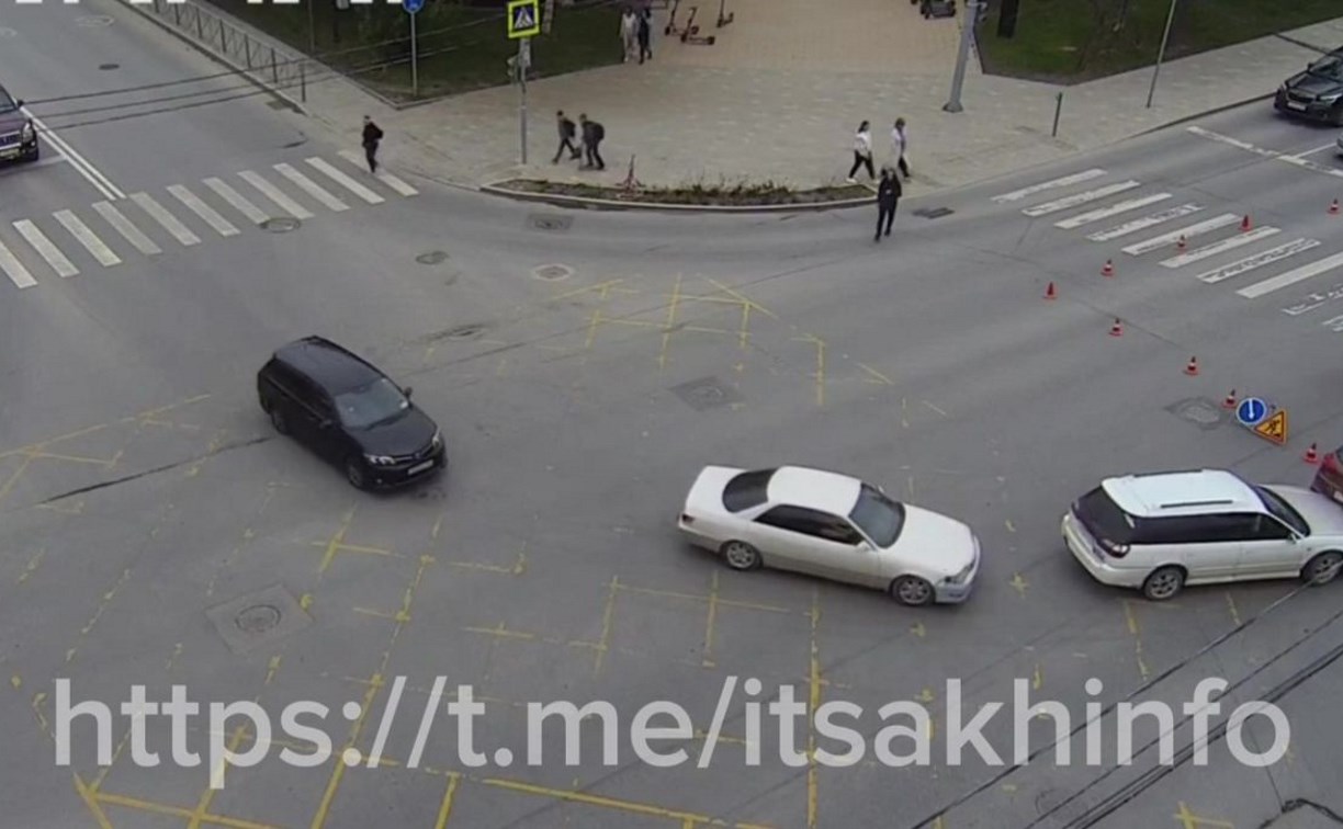 В Южно-Сахалинске автомобили попали в ДТП на участке, где дорожники рисовали разметку