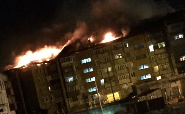 Крыша пятиэтажного дома горит в Холмске