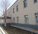 На больнице Корсакова четыре года не могут снять фасад, признанный пожароопасным