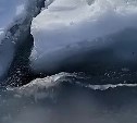 "Опасно и смешно": сахалинец "дирижировал" льдинами в море