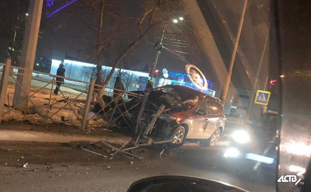 Nissan Murano въехал в дорожное ограждение в Южно-Сахалинске