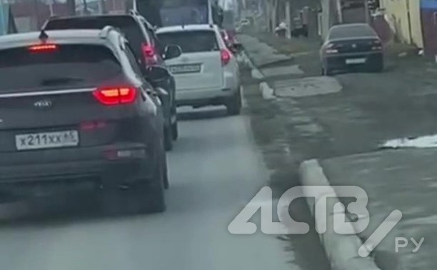 Необычная сцена в Южно-Сахалинске: автомобилист из окна сыпал на дорогу что-то странное