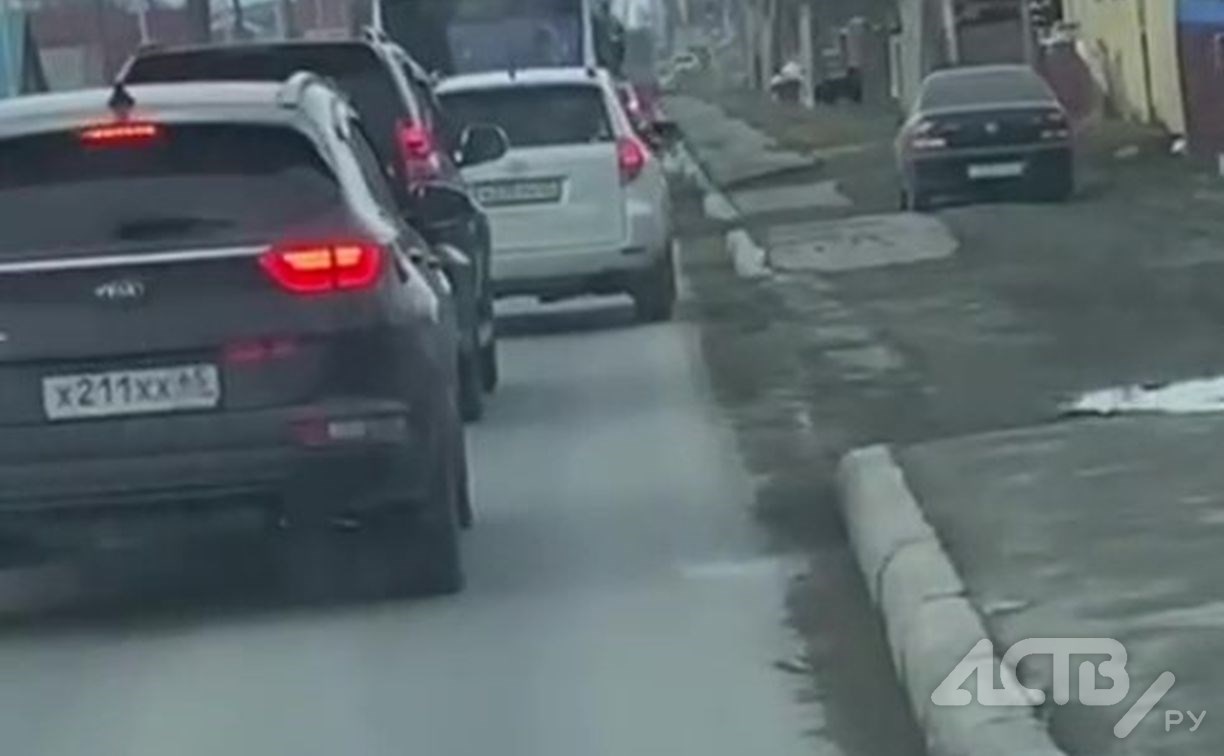 Необычная сцена в Южно-Сахалинске: автомобилист из окна сыпал на дорогу что-то странное Необычная сцена в Южно-Сахалинске: автомобилист из окна сыпал на дорогу что-то странное