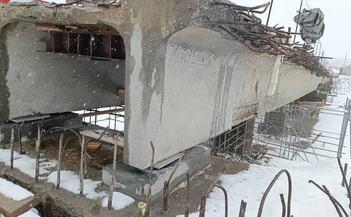 Ремонт левой половины моста через реку Новосёлку продолжается в Томаринском районе 