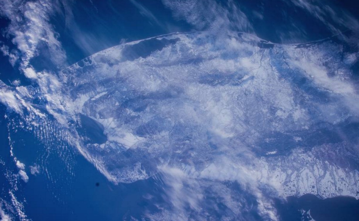 "Соединяются стихии ветра, моря и гор": космонавт Антон Шкаплеров поделился снимком Сахалина