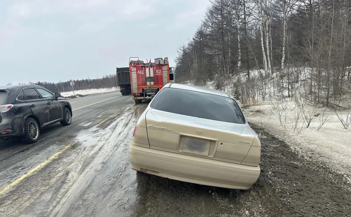 Спасатели помогли пострадавшему в ДТП сахалинцу выбраться из автомобиля