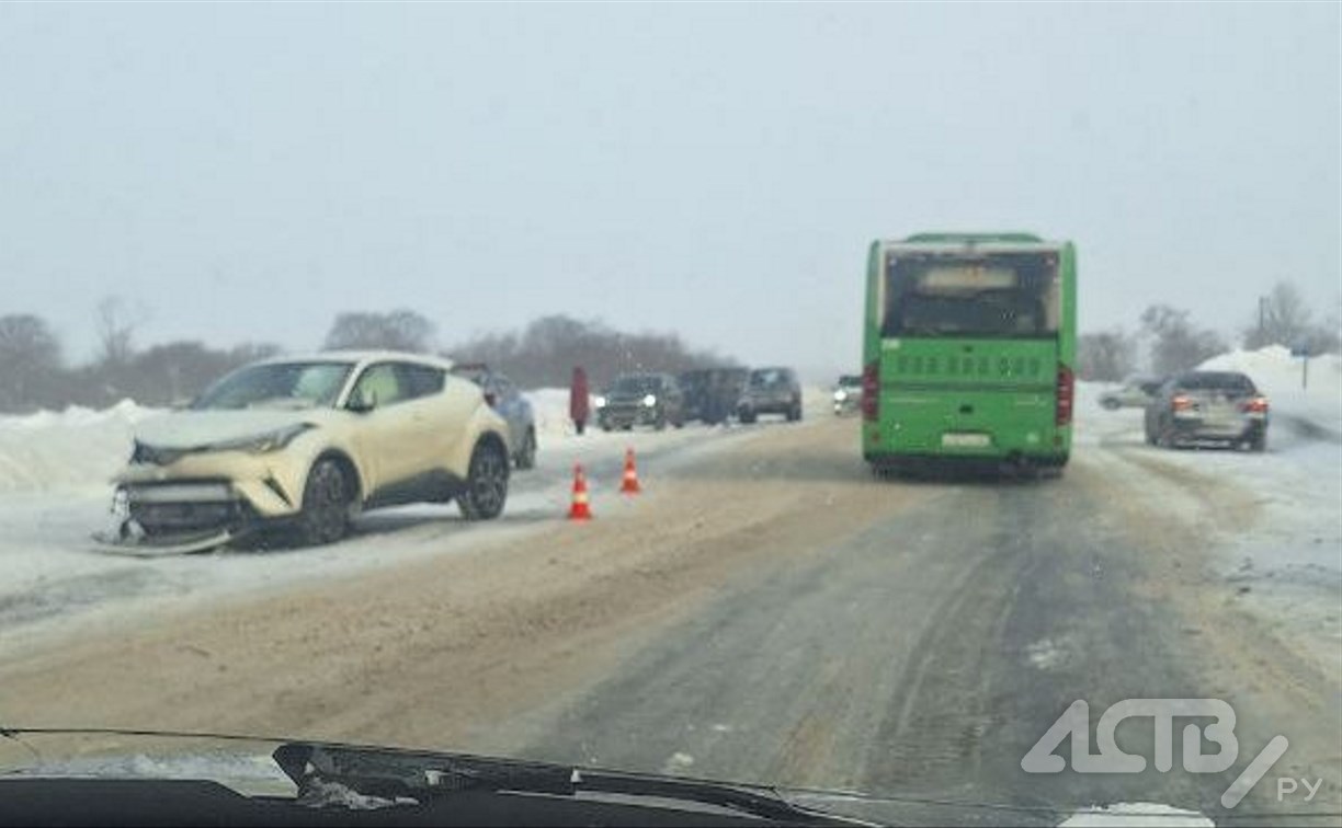 "Есть пострадавшие": на трассе Южно-Сахалинск - Оха массовое ДТП