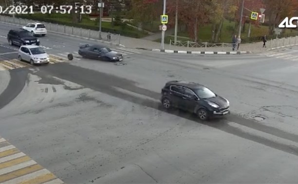 "Оставил машину во дворе": стало известно, почему Nissan Skyline потерял колесо в Южно-Сахалинске