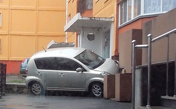 Легковушка врезалась в бетонное ограждение подъезда в Южно-Сахалинске
