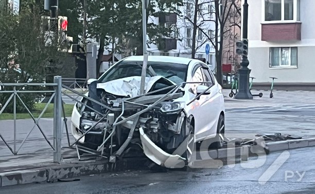 Honda Fit со всего маху врезалась в ограждение в Южно-Сахалинске