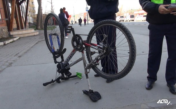 Велосипедист врезался во внедорожник в Южно-Сахалинске