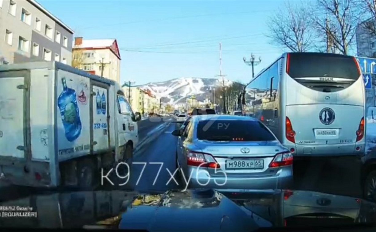 "Скорая водяная помощь": автомобиль доставки в Южно-Сахалинске поймали на грубом нарушении ПДД