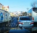 "Скорая водяная помощь": автомобиль доставки в Южно-Сахалинске поймали на грубом нарушении ПДД