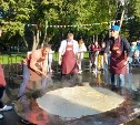 Семь кг икры на гигантский блин: итальянец на Сахалине приготовил подарок кулинарному шоу