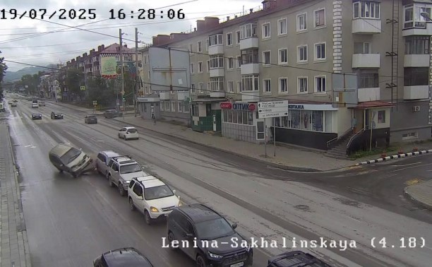 Момент массового ДТП, в результате которого опрокинулся автомобиль, попал на видео в Южно-Сахалинске