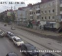 Момент массового ДТП, в результате которого опрокинулся автомобиль, попал на видео в Южно-Сахалинске 