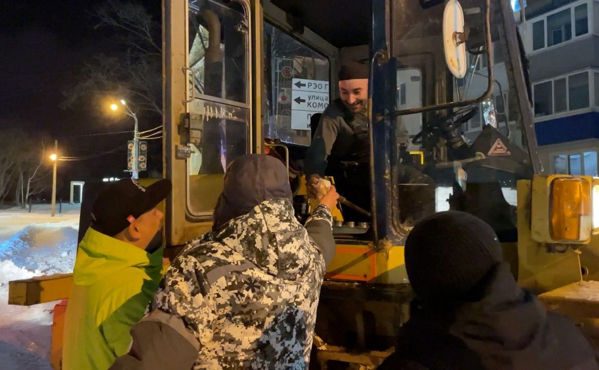 Южносахалинцы вышли на улицы с термосами и пирожками, чтобы сказать дорожникам "Спасибо!"