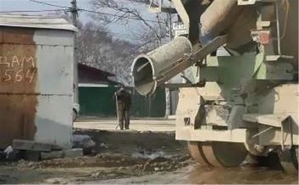 Строители заливают грязью улицу Больничную в Южно-Сахалинске