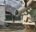 Строители заливают грязью улицу Больничную в Южно-Сахалинске