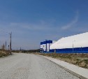 Бетонные плиты укладывают на подъездном пути к спортивному комплексу в Троицком