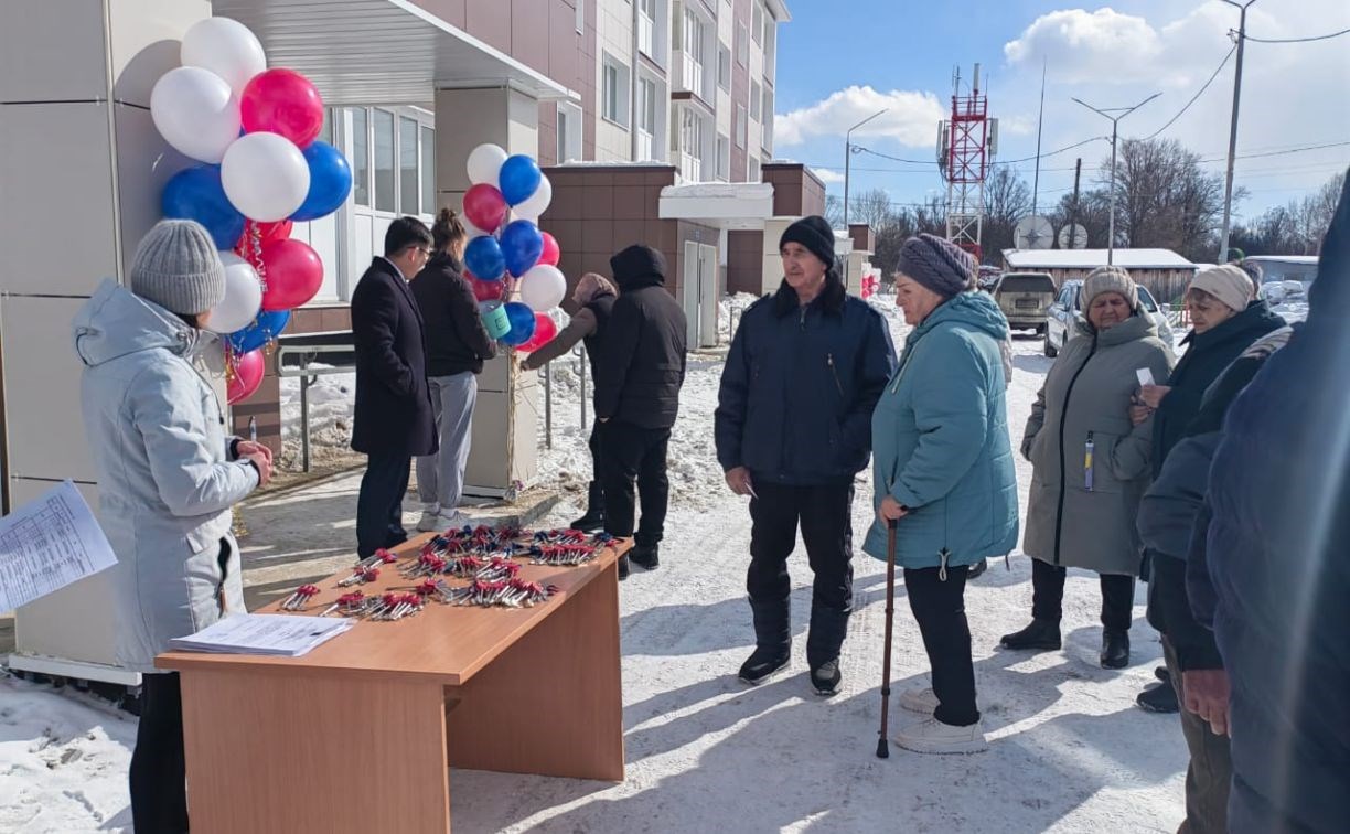 "Дом очень тёплый": 48 семей из сахалинского села получили ключи от современных квартир