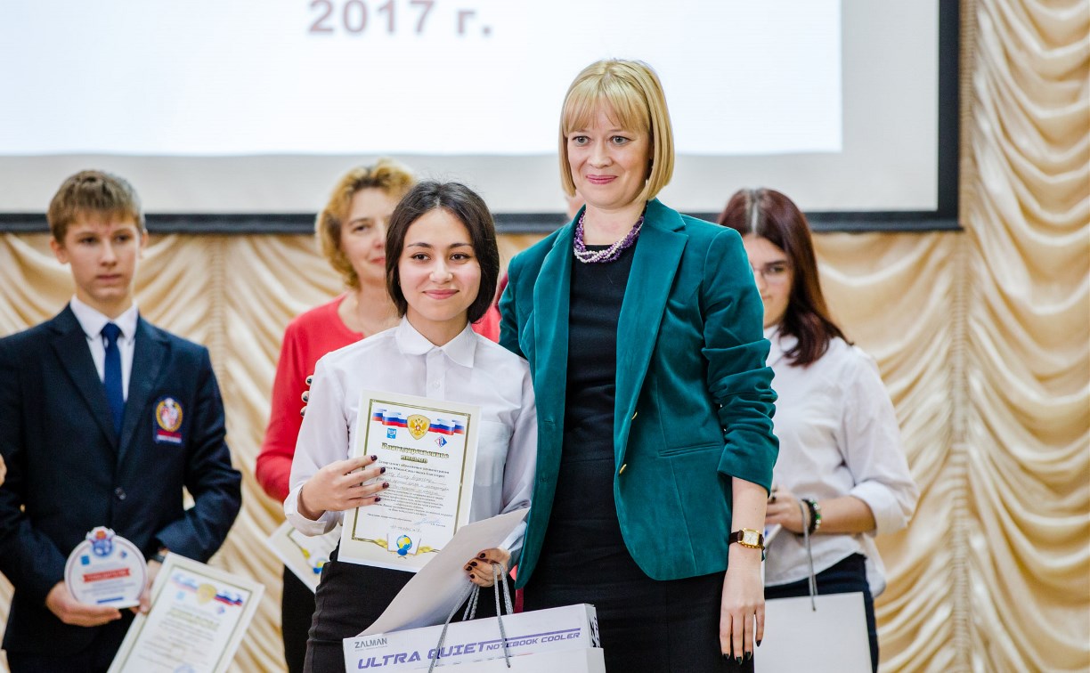 Победителей олимпиады школьников наградили в Южно-Сахалинске 