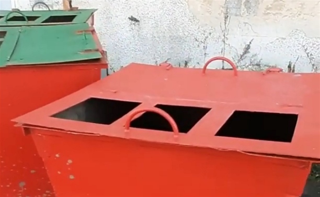 Удобнее евроконтейнеров: сахалинцы изобрели баки с тремя отверстиями в крышках