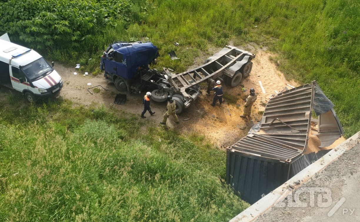Фура рухнула с моста на Сахалине, водитель погиб