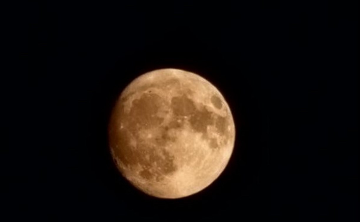Сахалинцы в ночь на 2 августа наблюдают огромную "кровавую" Луну