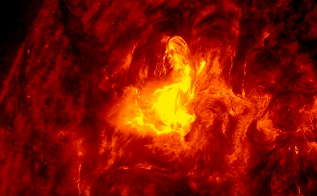 Ждем битвы магнитного поля с плазмой": в пятницу мощный выброс с Солнца ударит по Земле 