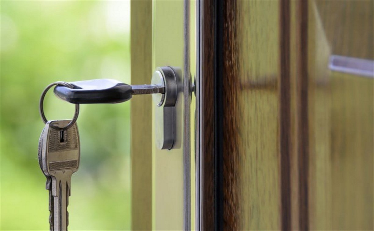 "Ломится в двери, пока дети одни": жителей Южно-Сахалинска встревожил неизвестный "сантехник"