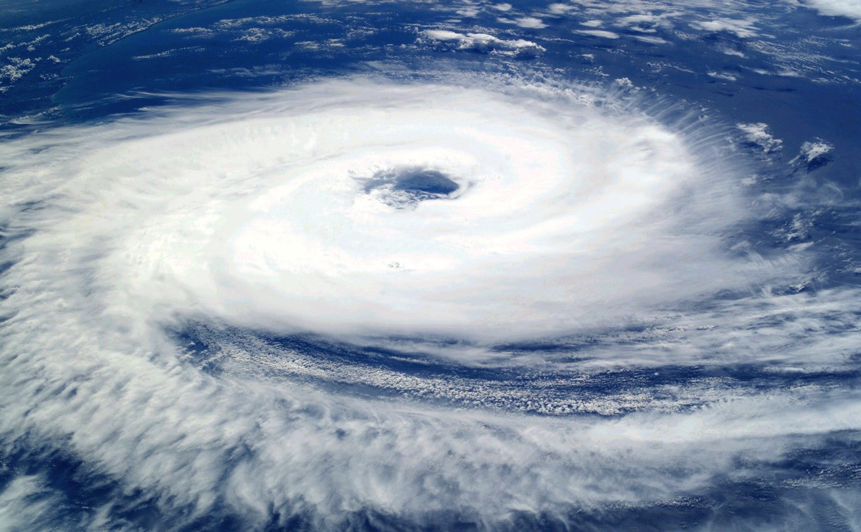 Снежный циклон начал уходить от Сахалина в Тихий океан