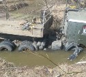 КамАЗ пробил дорожное ограждение и вылетел в ручей в Макаровском районе