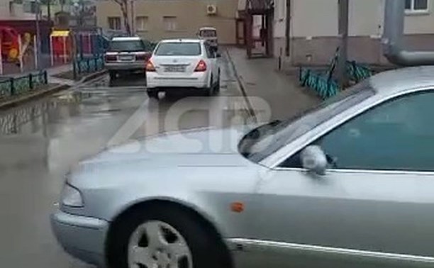 Поток автомобилей хлынул во двор после перекрытия участка дороги в Корсакове