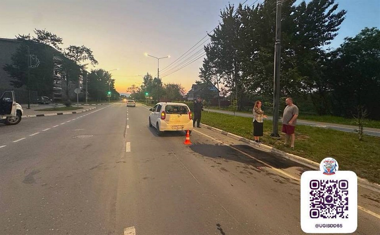 Подросток на питбайке врезался в хэтчбек в Аниве и попал в больницу 
