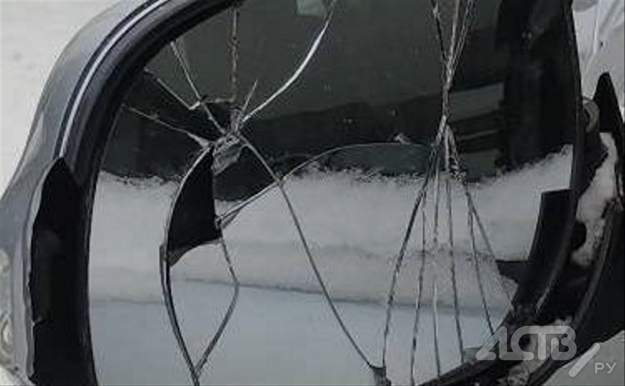 Неизвестный врезался в припаркованный Toyota Rush и скрылся с места ДТП в Южно-Сахалинске