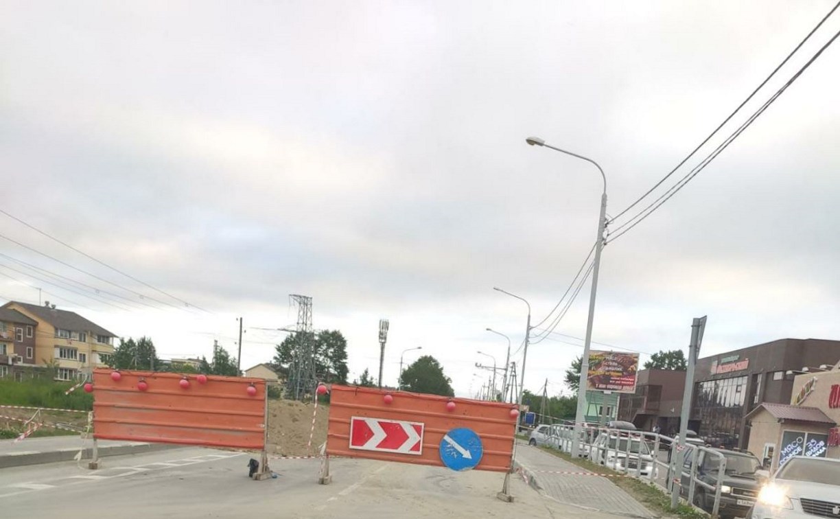 В районе пересечения улиц Фархутдинова и 1-й Октябрьской в Южно-Сахалинске сняли асфальт